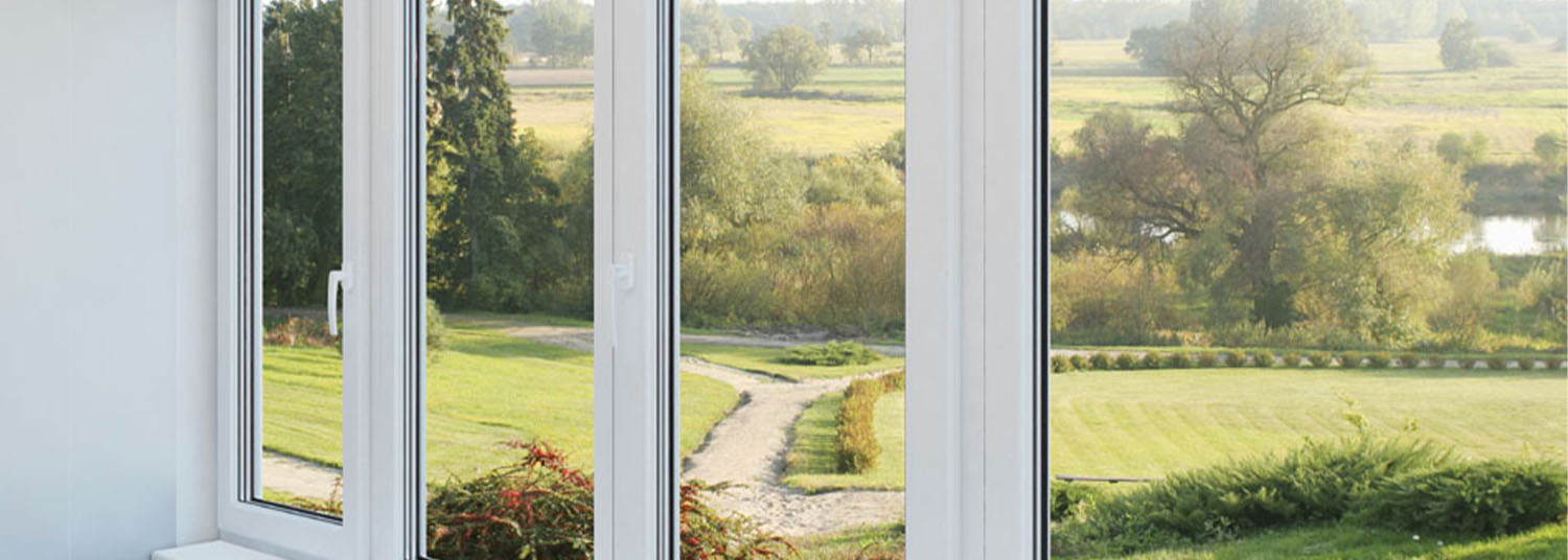 پنجره دوجداره UPVC سفید با نمای بیرونی سبز و طبیعت باز