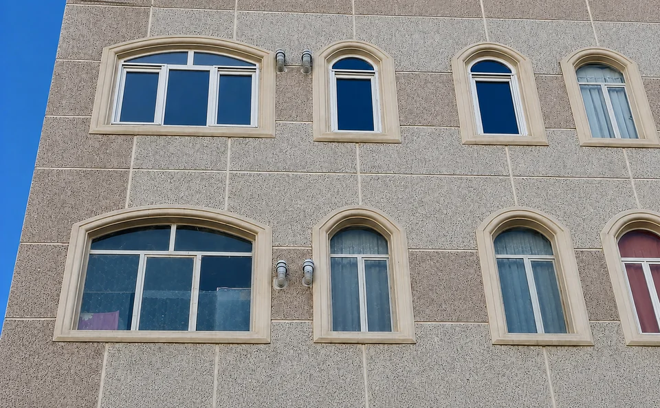 نمای ساختمان پس از تعویض پنجره قدیمی با پنجره دوجداره UPVC در فردیس کرج