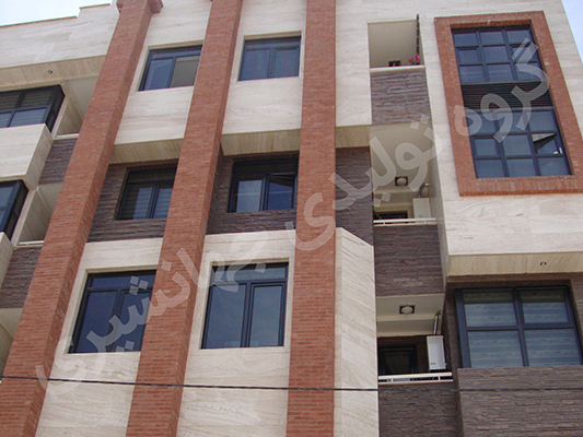 اجرای پنجره دوجداره سفید در ساختمان مسکونی فردیس