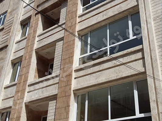 نصب پنجره دوجداره سفید در مجتمع مسکونی گوهردشت