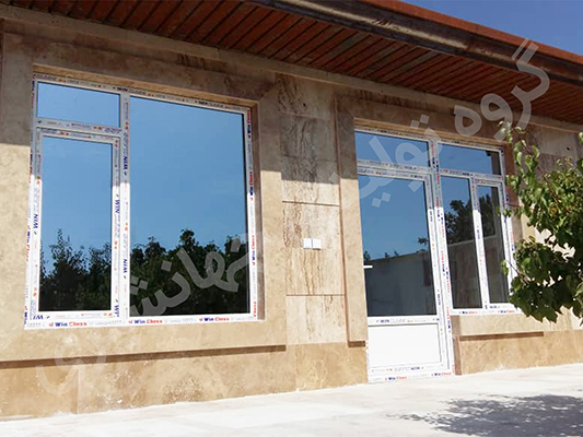 پنجره دوجداره UPVC کرج – ویلا در برغان با نمای تراورتن